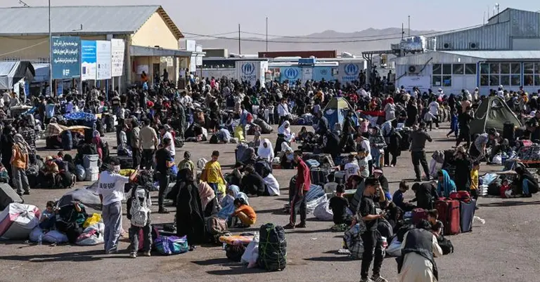 লেবানন সীমান্তে শরণার্থী শিবিরে আশ্রয় নেওয়া সিরীয় নাগরিকরা